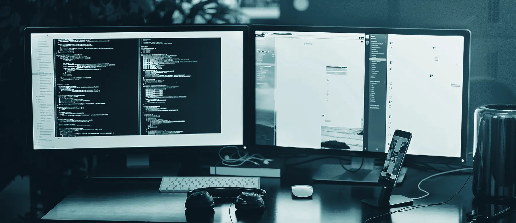 Estación de trabajo de desarrollo con dos monitores mostrando código